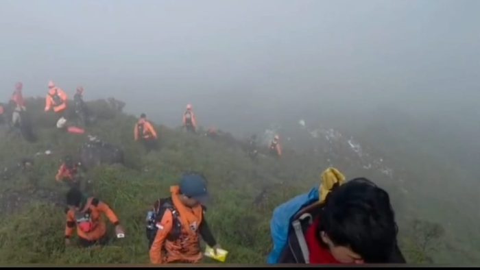 Badan Pesawat PK-THT Ditemukan di Bukit Bulusaraung Sulawesi Selatan, Operasi SAR Terus Berlanjut