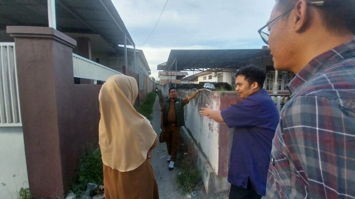 Wakil Ketua DPRD Kota Palu dari Fraksi Partai NasDem, Moh. Anurah Pratama, meninjau langsung kondisi drainase dan jalan di lingkungan warga usai melakukan pertemuan dan dialog bersama masyarakat. Kegiatan ini merupakan bagian dari Penjaringan Aspirasi Masyarakat (Reses) Anggota DPRD Kota Palu Caturwulan I Masa Persidangan Tahun 2026, Masa Jabatan 2024–2029, di Daerah Pemilihan Kota Palu I, Senin (2/2/2026).
