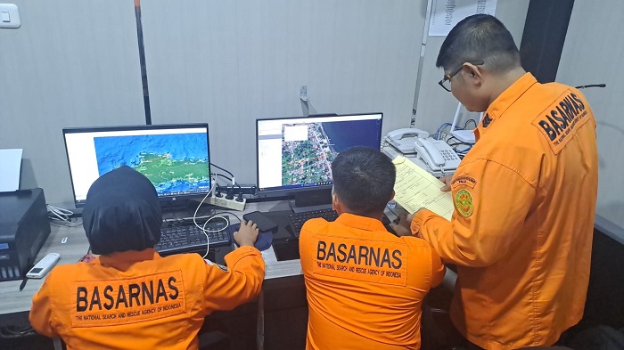 Tim Basarnas Palu melakukan pemantauan dan koordinasi operasi SAR melalui peta digital dan citra satelit terkait laporan orang tenggelam di Pantai Leok, Kabupaten Buol, Sulawesi Tengah, Jumat (6/2/2026).