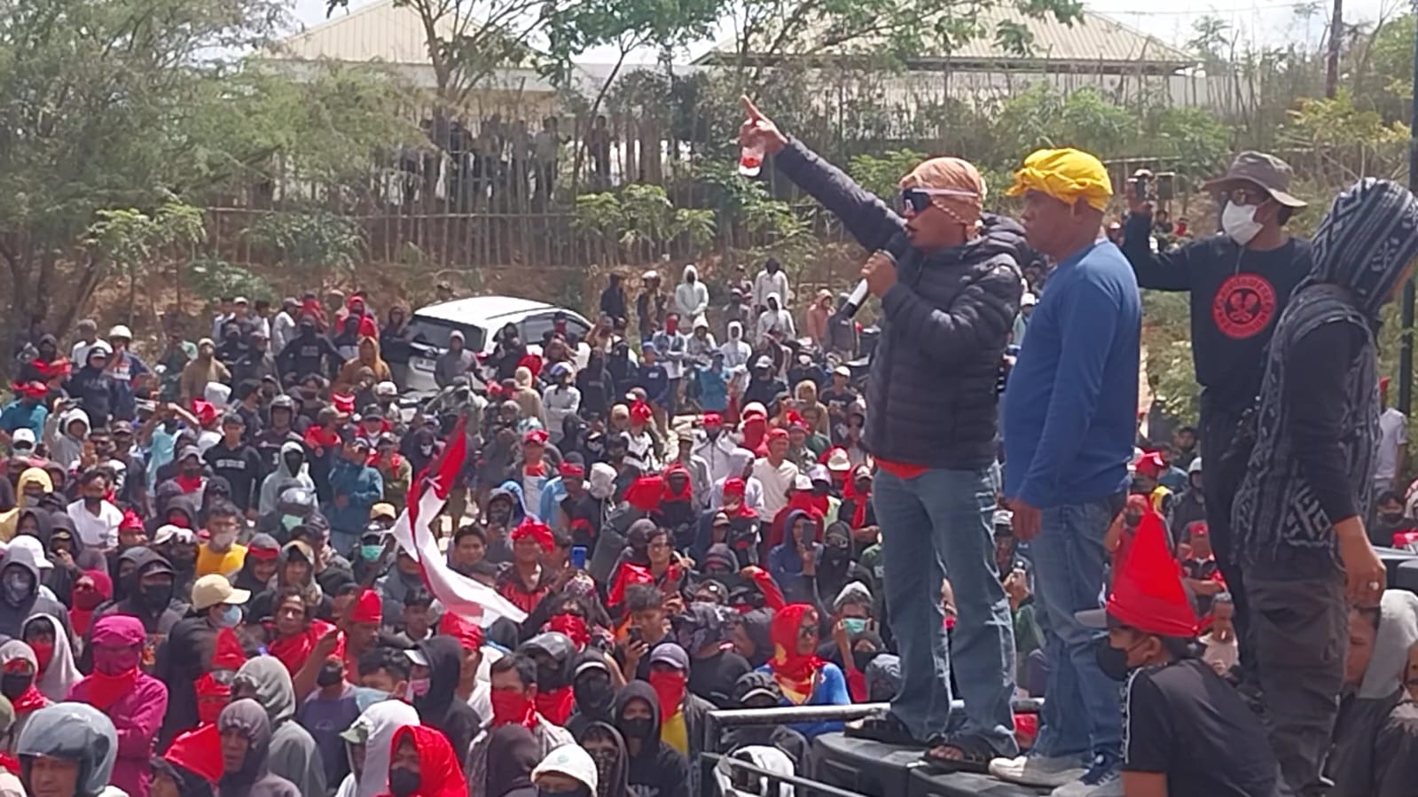 Ratusan masyarakat lingkar tambang di Kelurahan Poboya kembali menggelar aksi demonstrasi di depan kantor PT Citra Palu Minerals (CPM), Kamis (12/2/2026)