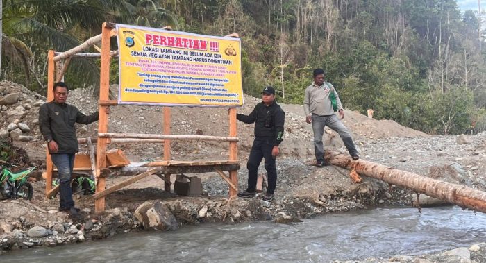 Petugas memasang spanduk imbauan di sejumlah titik agar masyarakat tidak melakukan aktivitas PETI khususnya menggunakan alat berat. (Foto : IST)