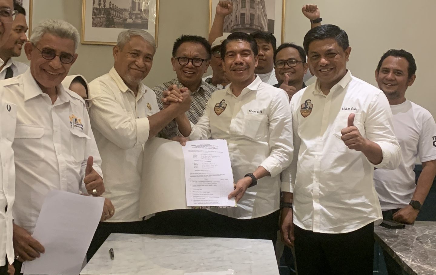 Bakal Calon Ketua Umum Kadin Sulteng periode 2026-2031, Ir. Gufran Ahmad (kedua dari kanan), Jumat (15/5/2026) dinyatakan memenuhi persyaratan sebagai calon Ketum Kadin Sulteng oleh SC dan OC Musprov VIII Kadin Sulteng 2026. FOTO: M Faiz/iniSulteng.com